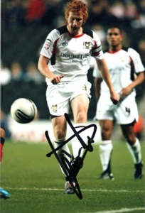 MK DONS: FOTO AZIONE FIRMATA DEAN LEWINGTON 6x4 + certificato di autenticità - Foto 1 di 1