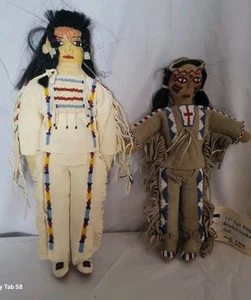 Antik 2 Stk. In amerikanischen Ureinwohnern hergestellte Buckskin Puppen 11" & 13" erstaunliche Perlenarbeiten - Bild 1 von 17