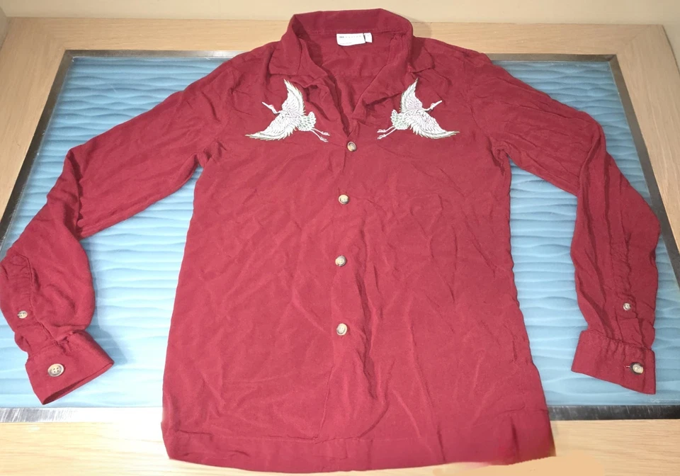 Camisa para hombre ASOS Design pequeña roja grúa bordada con botones manga larga  Foto 1 de 4