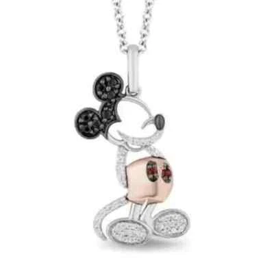 Colgante Mickey Mouse estilo remolino de diamantes simulados de 1 quilate chapado en oro de dos tonos de 14K Foto 1 de 4