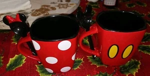 Disney Mickey und Minnie Mouse Shorts 11 Unzen Kaffeetassen mit Löffeln - Bild 1 von 1