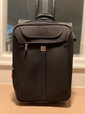 Delsey Lightweight High-Quality Upright Rolling Expandable Suitcase Pre-owned - Image 1 of 4