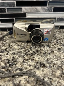 Cámara fotográfica Olympus Stylus Epic Zoom 80 Deluxe 35 mm dorada probada/funciona - Imagen 1 de 11