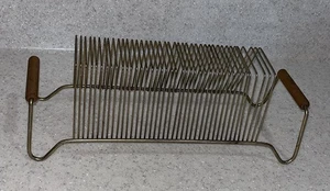 Vtg 40 Slot Wire Vinyl Record Holder Rack Wood Handles MCM 12.75”x4.75”x4.5” - Bild 1 von 7