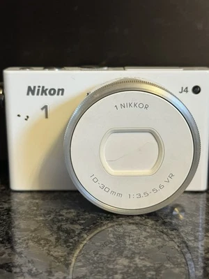 Nikon1 J4 Lente Única Sin Espejo Doble Zoom con Kit Blanco 18.39 MP J4WZWH Foto 1 de 4