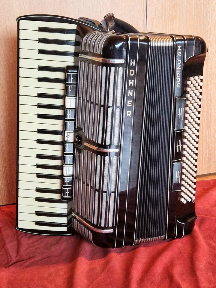 Hohner Morino IVM 4 Chörig Cassotto 120 Bässe mit Koffer - Bild 1 von 4
