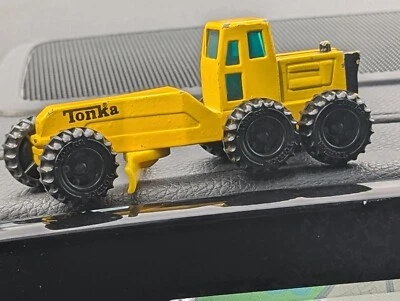 POWERFUL 1994 DIECAST ROAD GRADER BY TONKA ADJUSTABLE FRNT WHLS & GRADER BLADE - Image 1 of 4