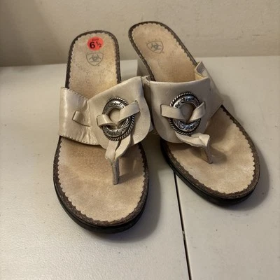 Sandálias femininas de couro creme tamanho 6,5 Ariat - Imagem 1 de 4