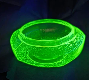Vtg Green UV Glass Powder Vanity Jar Threaded-No Lid Textured Design Excellent! - Picture 1 of 14