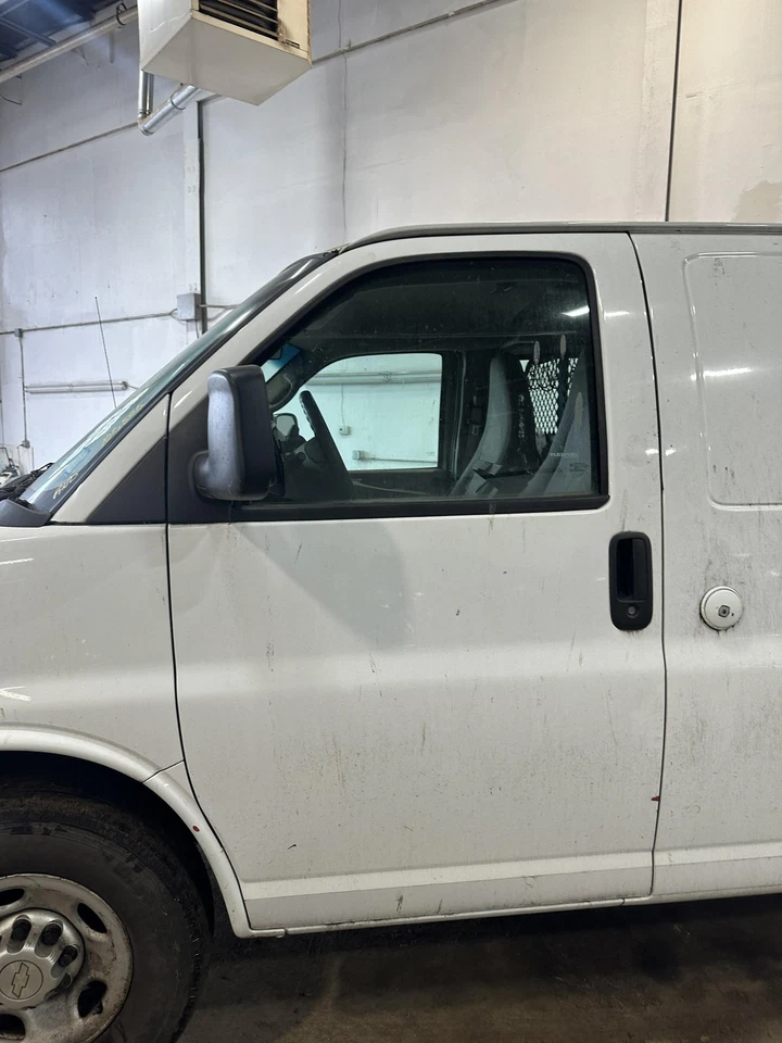 Used Front Left Door Assembly Front fits: 2012 Chevrolet Express 2500 van L. man Foto 1 de 4