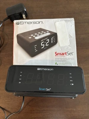 Radio reloj despertador Emerson SmartSet con radio AM/FM, atenuador, temporizador de sueño y 0,9" Foto 1 de 4