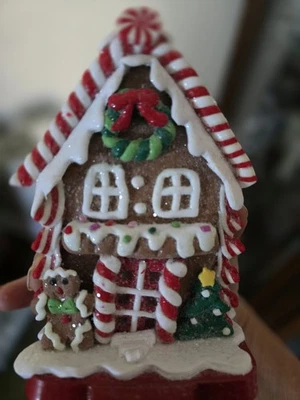 🌲Soporte para medias The Christmas Shoppe Gingerbread House - Base de hierro fundido Foto 1 de 4