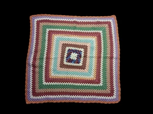 Coperta neonato vintage fatta a mano all'uncinetto quadrata multicolore 45x45 in - Foto 1 di 7