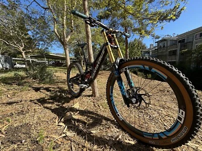 Santa Cruz V10CC Medium MX 2023 - Bicicleta de carbono completa construida a medida de primera línea Foto 1 de 4