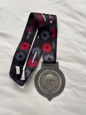 Walt Disney World Star Wars Dark Side 2016 medalla inaugural de media maratón Foto 1 de 2