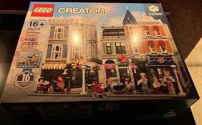*RETIRED LEGO CREATOR: Assembly Square Set 10255 Largest Modular Building Sealed - Image 1 of 2