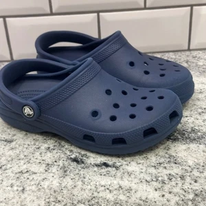 Zuecos clásicos Crocs para niños, azul marino, sandalias cómodas sin cordones, talla J4 - Imagen 1 de 8