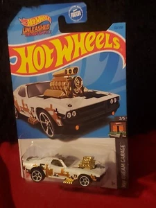 2023 Hot Wheels Rodger Dodger Unleashed Design Battle, Gold & White Dream Garage - Picture 1 of 2