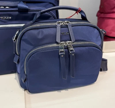 NUEVO Bolso sin asas Tumi Voyageur TAMY 8,25” pequeño bandolera AZUL ULTRA MARINO con PLATEADO Foto 1 de 3