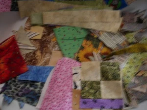 LOT OF QUILTING SCRAPS FILLED USPS PADDED FLAT RATE ENVELOPE GD USED COND - Picture 1 of 11