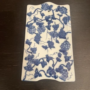 Silvestri Käsebrett Chinoiserie Porzellan blau & weiß Trauben Blätter 10,5”x6” - Bild 1 von 10