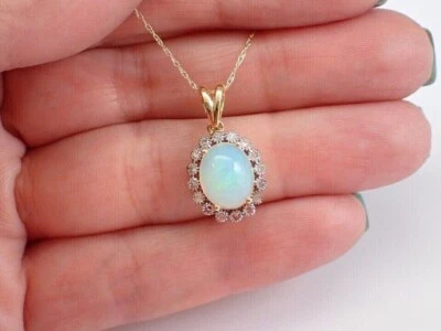 Colgante con halo de ópalo de fuego simulado de corte ovalado de 2,20 quilates enchapado en oro amarillo de 14 quilates Foto 1 de 4