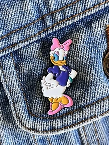 Walt Disney - Sassy Daisy Duck Enamel Pin - Excellent Condition - Picture 1 of 3