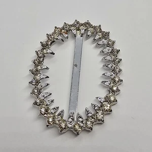 Bufanda con hebilla de cinturón de faja en tono plateado de colección con diamantes de imitación transparentes ovalados - Imagen 1 de 6