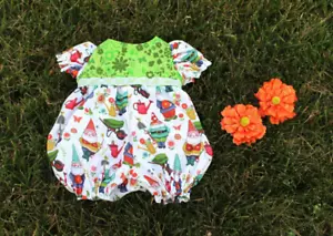 Abiti bambola fatti a mano per bambole bambino 20"" - 22"" - ""Giardino gnome"" romper corto - Foto 1 di 4