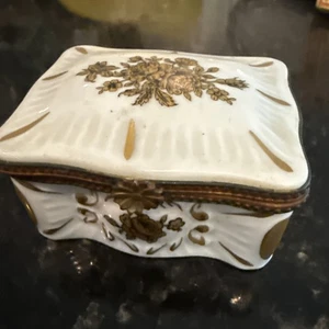 Caja Limoges con flores doradas. Principal decoración cantante vintage. Baratija bien marcada - Imagen 1 de 11