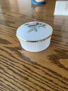 WEDGWOOD ENGLAND BONE CHINA HATHAWAY ROSE RING JEWELRY BOX GOLD TRIM MINT COND - Picture 1 of 6