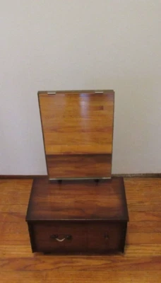 Espejo tocador de afeitar vintage moderno de mediados de siglo de nogal con 2 cajones Foto 1 de 4