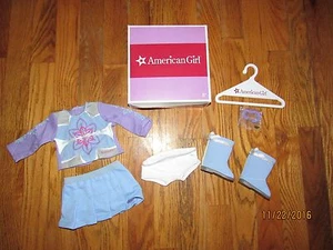 NUOVA bambola American Girl "JLY" "I LIKE YOUR STYLE" OUTFIT & BOOK RITIRATA - Foto 1 di 2