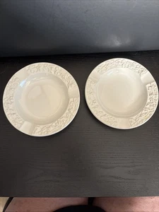 2 Wedgwood geprägte Queensware Creme auf Creme Aschenbecher 5 3/4" - Bild 1 von 6