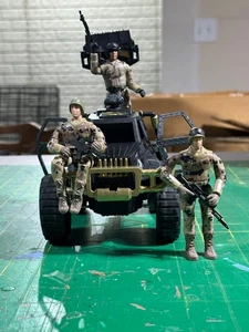 Schwarz getrimmt in Gold JoyToy / GI JOE beefed up 4X4 Pick Up Gits. - Bild 1 von 9