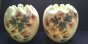 Par de jarrones de vidrio verde uranio estilo festivo Fenton o Helsey vintage raro - Imagen 1 de 8