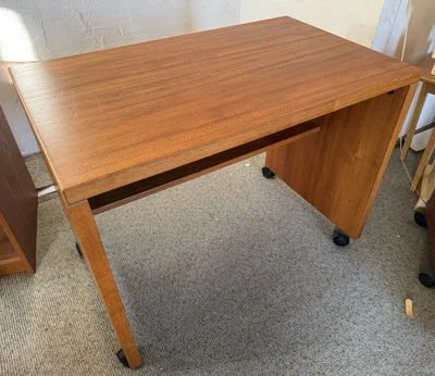 Escritorio danés vintage moderno de teca de mediados de siglo, con ruedas Foto 1 de 4