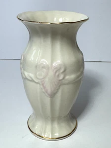 Belleek Ireland Georgian Shell Vase - Picture 1 of 7