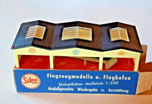 Siku Plastik F202 Fahrzeughalle, ca. 1:250 Im Originalkarton unbespielt. - Bild 1 von 5