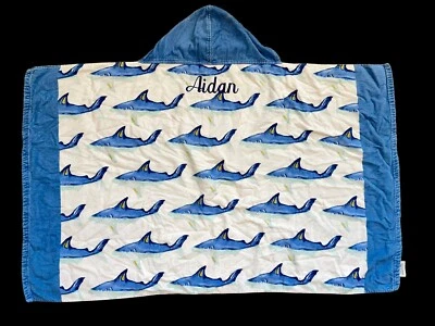 Toalla de baño Pottery Barn Kids con monograma para niños “Aidan” tiburón con capucha Foto 1 de 4