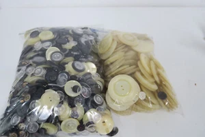 Lote botones 3 kg plástico diferentes botones sin usar vintage M31 - Imagen 1 de 8