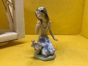 Lladro #01479 Hawaiana Cogiendo Flores in un giardino tropicale - Foto 1 di 13