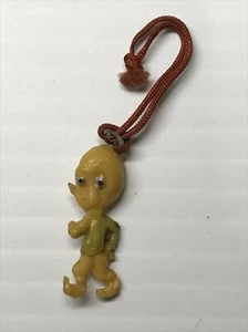 Dije de celuloide japonés Alien Walking Man, premio Cracker Jack RARO - Imagen 1 de 3