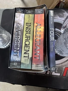 Divergent Series Four-Book Paperback Box Set : Divergent, Insurgent, Allegiant, - Imagen 1 de 5