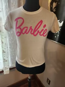 Camiseta Barbie 2023 blanca con logotipo de película manga corta gráfica talla pequeña - Imagen 1 de 2