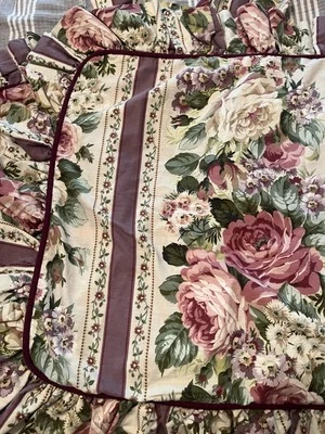Crown Crafts rosa victoriana con ribete borgoña fundas de almohada con volante; reina Foto 1 de 2