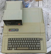 VINTAGE APPLE 2E or lle COMPUTER with DISC DRIVE good condition RARE!! 
