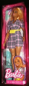 Barbie Fashionistas #161 Curvy Puppe mit rosa kariertem Kleid & gelber Bauchtasche   - Bild 1 von 3