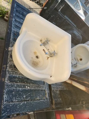 Antiguo fregadero de baño de porcelana blanca de hierro fundido de la década de 1920 19"x26,5" Inc 2 grifos Foto 1 de 4