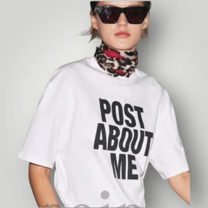 Oversized Text T Shirt Social Media Tee "Post About Me" Black on White Size Med - Bild 1 von 11